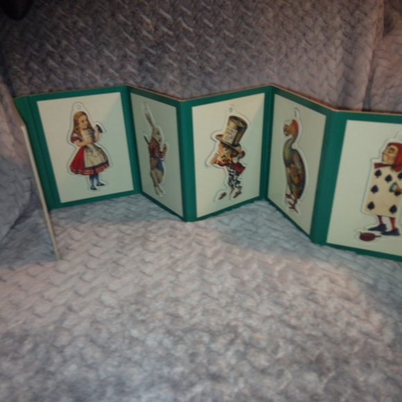 Alice in Wonderland: A Book of Ornaments - Picture 3 of 6